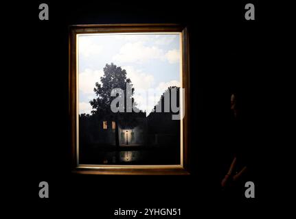 New York, États-Unis. 11 novembre 2024. René Magritte Empire of Light (L'empire des lumi RES) est exposé à l'avant-première de Christie de l'exposition inaugurale de la semaine des Marquises de l'automne 20/21, le lundi 11 novembre 2024 à New York. Photo de John Angelillo/UPI crédit : UPI/Alamy Live News Banque D'Images