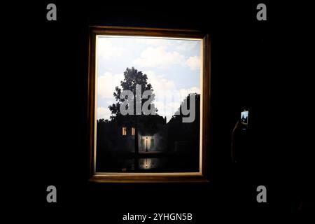 New York, États-Unis. 11 novembre 2024. René Magritte Empire of Light (L'empire des lumi RES) est exposé à l'avant-première de Christie de l'exposition inaugurale de la semaine des Marquises de l'automne 20/21, le lundi 11 novembre 2024 à New York. Photo de John Angelillo/UPI crédit : UPI/Alamy Live News Banque D'Images