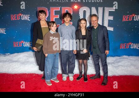 New York, États-Unis. 11 novembre 2024. NEW YORK, NEW YORK - 11 NOVEMBRE : Jake Kasdan (R) et sa famille assistent à la première de « Red One » d'Amazon MGM Studios au Alice Tully Hall, Lincoln Center le 11 novembre 2024 à New York. Crédit : Ron Adar/Alamy Live News Banque D'Images