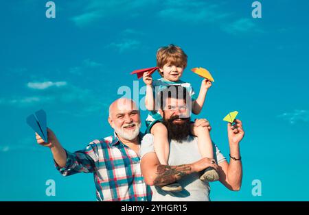 Génération d'hommes. Génération de personnes et étapes de grandir. Père et fils en plein air. Père et fils avec grand-père - famille heureuse et aimante. Banque D'Images