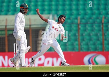 Pacer Hasan Mahmud Bowl pendant le Bangladesh et l'Afrique du Sud 2ème jour d'essai au stade Zahur Ahmed Chowdhury à Sagorika, Chattogram, Bangladesh, Banque D'Images