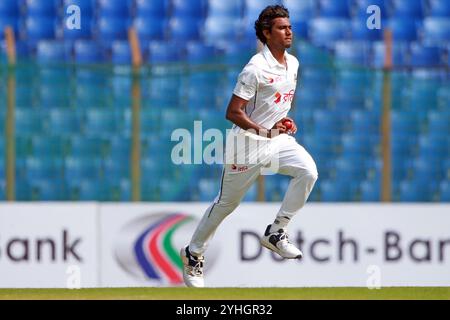 Pacer Hasan Mahmud Bowl pendant le Bangladesh et l'Afrique du Sud 2ème jour d'essai au stade Zahur Ahmed Chowdhury à Sagorika, Chattogram, Bangladesh, Banque D'Images