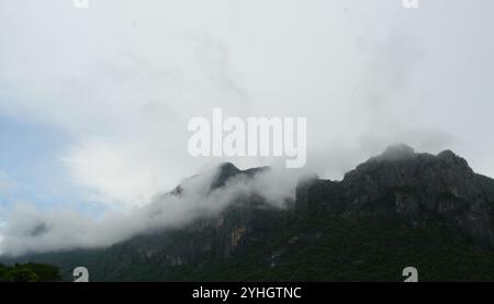 Le nuage et le brouillard couvrent la montagne calcaire pendant la saison des pluies, la forêt verte et le rocher au parc national Khao Sam Roi Yot, en Thaïlande Banque D'Images