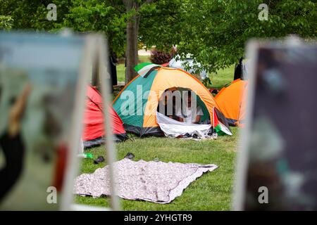 Gaziantep, Turkiye. 09 mai 2024. Des étudiants ont installé des tentes sur le campus de l'Université Gaziantep pendant deux jours pour soutenir Gaza et contre ce qu'ils décrivent comme le génocide perpétré par Israël dans l'enclave côtière palestinienne. Le sit-in comprenait une exposition de dessins et de photos sur Gaza et la Palestine et un stand de livres sur la Palestine. Lors de l'événement, les étudiants ont exprimé leur soutien aux mobilisations pro-palestiniennes sur les campus universitaires aux États-Unis Banque D'Images