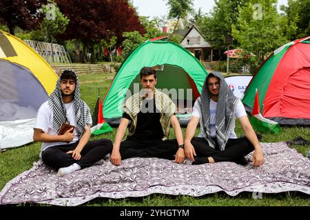Gaziantep, Turkiye. 09 mai 2024. Des étudiants ont installé des tentes sur le campus de l'Université Gaziantep pendant deux jours pour soutenir Gaza et contre ce qu'ils décrivent comme le génocide perpétré par Israël dans l'enclave côtière palestinienne. Le sit-in comprenait une exposition de dessins et de photos sur Gaza et la Palestine et un stand de livres sur la Palestine. Lors de l'événement, les étudiants ont exprimé leur soutien aux mobilisations pro-palestiniennes sur les campus universitaires aux États-Unis Banque D'Images