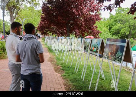 Gaziantep, Turkiye. 09 mai 2024. Des étudiants ont installé des tentes sur le campus de l'Université Gaziantep pendant deux jours pour soutenir Gaza et contre ce qu'ils décrivent comme le génocide perpétré par Israël dans l'enclave côtière palestinienne. Le sit-in comprenait une exposition de dessins et de photos sur Gaza et la Palestine et un stand de livres sur la Palestine. Lors de l'événement, les étudiants ont exprimé leur soutien aux mobilisations pro-palestiniennes sur les campus universitaires aux États-Unis Banque D'Images