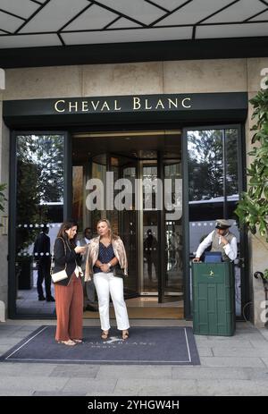 FRANCE. PARIS (75) 1ER ARRONDISSEMENT. DEVANT L’HÔTEL DE LUXE LE CHEVAL BLANC PARIS (LVMH), LES TOURISTES ATTENDENT UN TAXI. Banque D'Images
