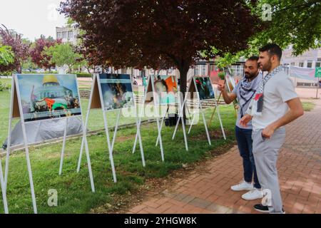 Gaziantep, Turkiye. 09 mai 2024. Des étudiants ont installé des tentes sur le campus de l'Université Gaziantep pendant deux jours pour soutenir Gaza et contre ce qu'ils décrivent comme le génocide perpétré par Israël dans l'enclave côtière palestinienne. Le sit-in comprenait une exposition de dessins et de photos sur Gaza et la Palestine et un stand de livres sur la Palestine. Lors de l'événement, les étudiants ont exprimé leur soutien aux mobilisations pro-palestiniennes sur les campus universitaires aux États-Unis Banque D'Images