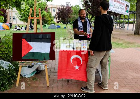 Gaziantep, Turkiye. 09 mai 2024. Un stand de livres sur la Palestine sur le campus de l'Université Gaziantep. Des étudiants ont installé des tentes sur le campus de l'Université Gaziantep pendant deux jours pour soutenir Gaza et contre ce qu'ils décrivent comme le génocide perpétré par Israël dans l'enclave côtière palestinienne. Le sit-in comprenait une exposition de dessins et de photos sur la Palestine, avec des étudiants exprimant leur soutien aux mobilisations pro-palestiniennes sur les campus universitaires à travers les États-Unis Banque D'Images