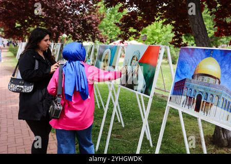 Gaziantep, Turkiye. 09 mai 2024. Une exposition de dessins et d'images sur la Palestine est organisée sur le campus de l'Université Gaziantep. Des étudiants ont installé des tentes sur le campus de l'Université Gaziantep pendant deux jours pour soutenir Gaza et contre ce qu'ils décrivent comme le génocide perpétré par Israël dans l'enclave côtière palestinienne. Au cours de l'événement, les étudiants ont exprimé leur soutien aux mobilisations pro-palestiniennes sur les campus universitaires aux États-Unis Banque D'Images