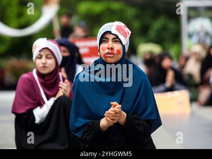 Gaziantep, Turkiye. 09 mai 2024. Des modèles de bébés enveloppés se trouvent sur le terrain d'un campus universitaire à Gaziantep, pour rappeler le grand nombre d'enfants tués dans l'offensive militaire en cours dans la bande de Gaza. L'événement faisait partie d'une manifestation d'étudiants universitaires à Gaziantep en solidarité avec les Palestiniens de Gaza tout en condamnant l'offensive militaire israélienne en cours dans l'enclave côtière. Les participants ont agité le drapeau palestinien, hissé des banderoles dénonçant les entreprises occidentales soutenant Israël, tout en manifestant leur soutien aux manifestants pro-palestiniens sur les campus universitaires de la Banque D'Images