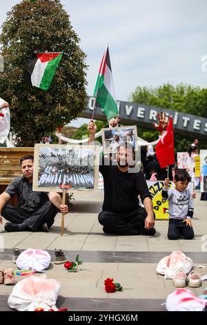 Gaziantep, Turkiye. 09 mai 2024. Des modèles de bébés enveloppés se trouvent sur le terrain d'un campus universitaire à Gaziantep, pour rappeler le grand nombre d'enfants tués dans l'offensive militaire en cours dans la bande de Gaza. L'événement faisait partie d'une manifestation d'étudiants universitaires à Gaziantep en solidarité avec les Palestiniens de Gaza tout en condamnant l'offensive militaire israélienne en cours dans l'enclave côtière. Les participants ont agité le drapeau palestinien, hissé des banderoles dénonçant les entreprises occidentales soutenant Israël, tout en manifestant leur soutien aux manifestants pro-palestiniens sur les campus universitaires de la Banque D'Images