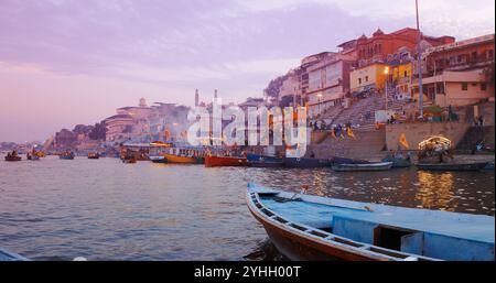 Varanasi, Uttar Pradesh, Inde. De nombreux bateaux amarrés sur la rivière Ganga près des ghats. Des centaines de touristes et d’habitants viennent en bateau pour observer Ganga Maha Aarti Banque D'Images