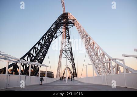 Marcher sur le pont Matagarup au crépuscule. Un pont piétonnier qui enjambe la rivière Swan, reliant le stade Optus et la péninsule de Burswood à East PE Banque D'Images