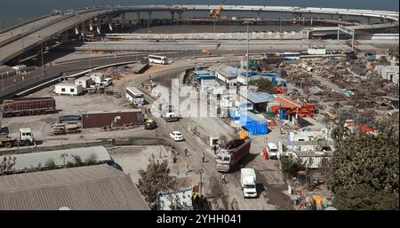 Camion apporté des structures métalliques pour la construction de l'autoroute. Vue aérienne du chantier de construction de la route. Les gens au travail. , , . Construction de neuf Banque D'Images
