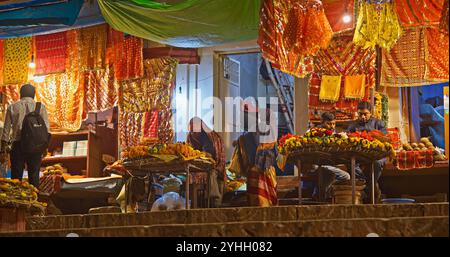 Varanasi, Uttar Pradesh, Inde. Les marchands plaçaient leurs marchandises sur les marches du remblai. Dashashwamedh Ghat très proche du temple Vishwanath Banque D'Images