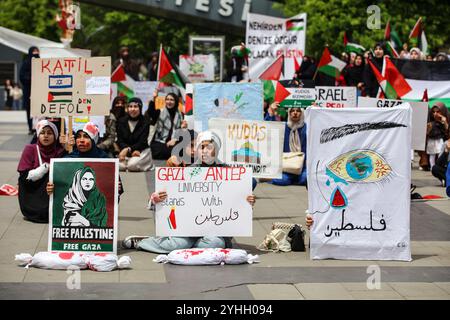 Gaziantep, Turkiye. 09 mai 2024. Des modèles de bébés enveloppés se trouvent sur le terrain d'un campus universitaire à Gaziantep, pour rappeler le grand nombre d'enfants tués dans l'offensive militaire en cours dans la bande de Gaza. L'événement faisait partie d'une manifestation d'étudiants universitaires à Gaziantep en solidarité avec les Palestiniens de Gaza tout en condamnant l'offensive militaire israélienne en cours dans l'enclave côtière. Les participants ont agité le drapeau palestinien, hissé des banderoles dénonçant les entreprises occidentales soutenant Israël, tout en manifestant leur soutien aux manifestants pro-palestiniens sur les campus universitaires de la Banque D'Images