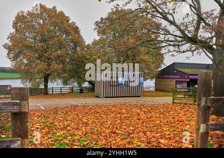 Parc aquatique de Rutland, Angleterre, un jour d'automne tardif. Banque D'Images