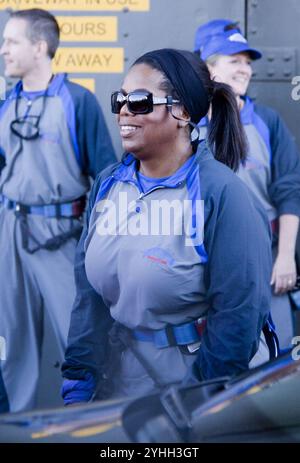 Sydney, Australie. 12 décembre 2010. SYDNEY, AUSTRALIE - 12 DÉCEMBRE : Oprah Winfrey grimpe le Sydney Harbour Bridge avec son entourage. Le 12 décembre 2010 à Sydney, Australie. People : Oprah Winfrey Credit : Storms Media Group/Alamy Live News Banque D'Images