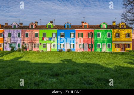 Maisons colorées sur l'île de Burano dans la lagune vénitienne, Italie. Banque D'Images