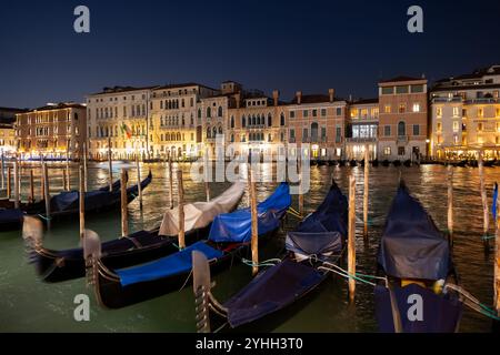 Ville de Venise la nuit avec gondoles sur le Grand canal, Italie. Horizon de San Marco du côté Dorsoduro. Banque D'Images