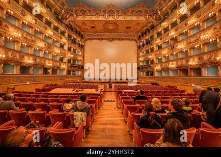 Intérieur de l'opéra Teatro la Fenice à Venise, Italie. Vue depuis les sièges de l'auditorium jusqu'à la scène. Banque D'Images