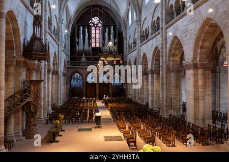 Intérieur de Basel Minster (allemand : Basler Munster) église de la cathédrale à Bâle, Suisse, vue vers l'orgue. Banque D'Images