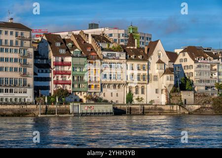 Ville de Bâle en Suisse, architecture résidentielle au bord de l'eau du Rhin, rangée d'immeubles d'habitation, partie de la vieille ville. Banque D'Images