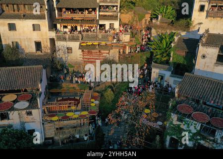 Wuyuan, China.11th novembre 2024. Le paysage douanier agricole de l'automne attire les touristes à visiter dans le village antique de Huangling, comté de Wuyuan, province de Jiangxi, 11 novembre 2024. Crédit : Liu Zhankun/China News Service/Alamy Live News Banque D'Images