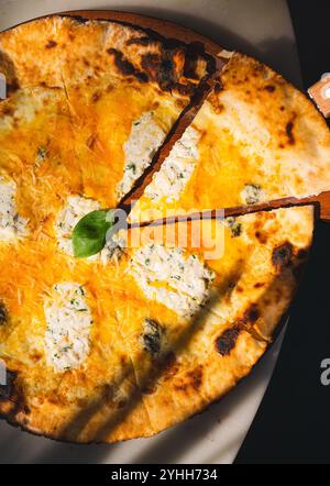 Tranche de pizza margherita Banque D'Images