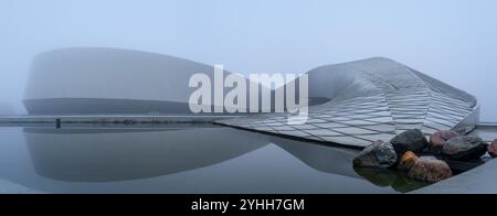 Copenhague, Danemark - Blue Planet National Aquarium (Den Blå Planet) par 3XN, dans le brouillard Banque D'Images