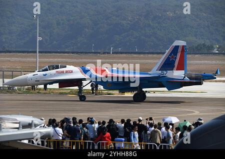 ZHUHAI, CHINE - 12 NOVEMBRE 2024 - les spectateurs regardent le chasseur furtif Chengdu J-20 au salon aéronautique de Zhuhai lors de la 15e édition de China International A. Banque D'Images