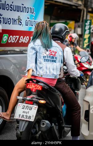 Une belle jeune dame thaïlandaise monte à l'arrière d'un taxi moto le long de soi Buakhao, Pattaya City, Thaïlande. Banque D'Images