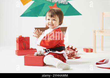 Boîte cadeau et fille habillée en Père Noël Banque D'Images