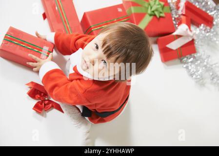 Fille habillée en Père Noël avec une boîte de cadeau Banque D'Images