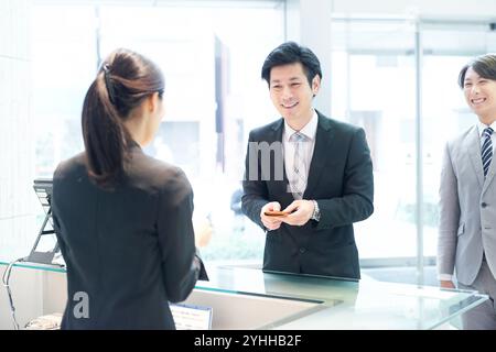 Homme d'affaires offrant sa carte de visite. Banque D'Images