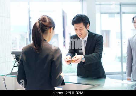 Homme d'affaires offrant sa carte de visite. Banque D'Images