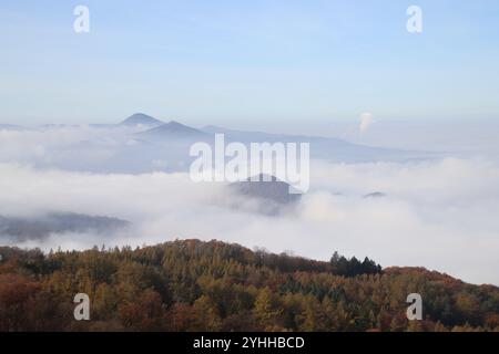 vue de l'inversion dans la vallée. seuls les sommets des collines sont visibles. c'est l'automne et les forêts sur les collines ont de belles couleurs Banque D'Images