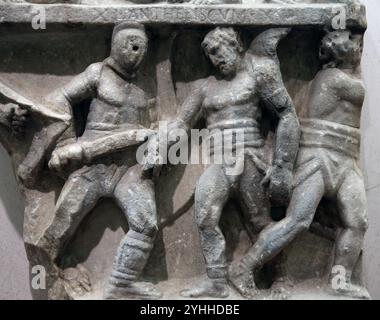Gladiateurs. Relief montrant un combat entre un secouriste (épée cuite, épée courte, gladius ou poignard) et un retiarius (filet, trident et poignard). Rome. Mausolée Banque D'Images