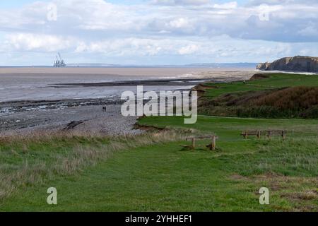 Vue sur la plage de Kilve vers Hinkley point et la centrale électrique Banque D'Images