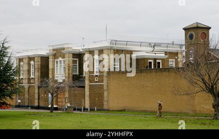 Photo du dossier datée du 28/11/07 de l'entrée du HMP Rochester à Rochester, Kent. Les détenus ont bouché les espaces sous les portes de leur cellule avec du carton et des serviettes pour éviter une infestation de rats dans la prison défaillante mise en place de mesures spéciales par un chien de garde, a-t-on appris dans un rapport. Date d'émission : mardi 12 novembre 2024. Banque D'Images