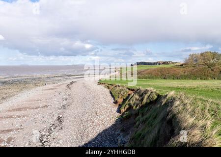 Vue sur la plage de Kilve vers Hinkley point et la centrale électrique Banque D'Images