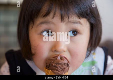 Girl eating ice cream Banque D'Images