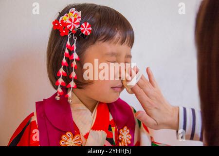 Jeune fille se maquillant Banque D'Images