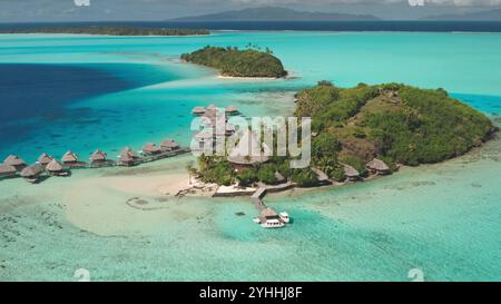 Vue aérienne à couper le souffle des bungalows sur l'île de Bora Bora, Polynésie française. Eaux turquoise cristallines, lagon de récif corallien. Vacances de voyage exotique, destination touristique romantique de lune de miel Banque D'Images