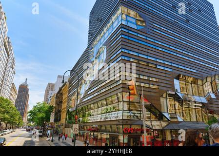 New York, USA- 14 Août 2017 : Le nouveau centre de l'université et l'École de la vie urbaine de New York. Rue ; et les touristes. Banque D'Images