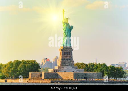 Statue de la Liberté (La Liberté éclairant le monde) près de New York et de Manhattan. USA. Banque D'Images