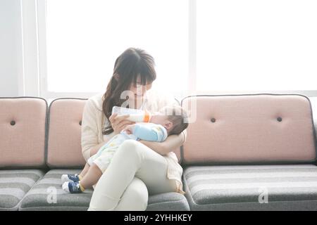 Mère donnant du lait à bébé Banque D'Images