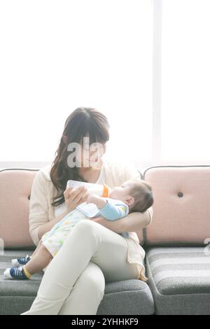 Mère donnant du lait à bébé Banque D'Images