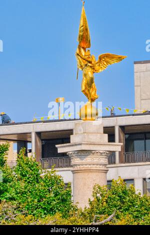 Paysage urbain de Washington. Victoire de Samothrace Gold statue en monument commémoratif de la Première Guerre mondiale. Banque D'Images